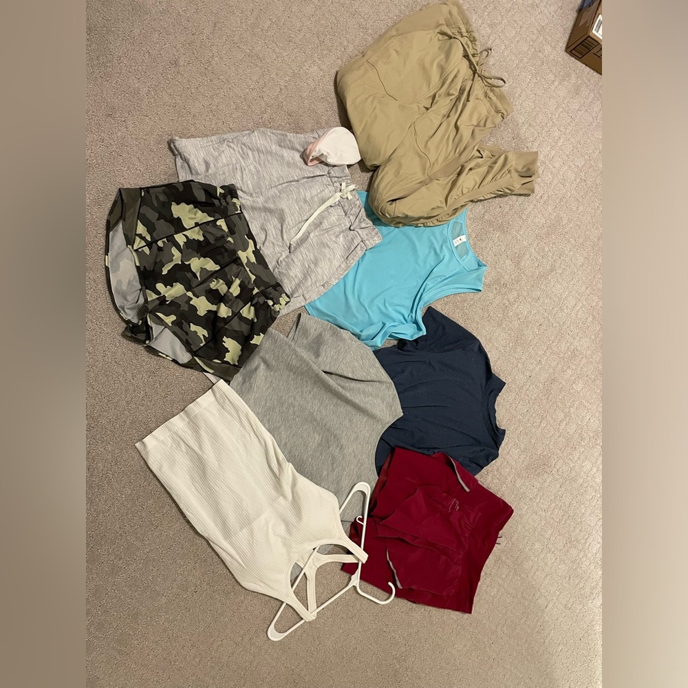 Lululemon bundle 4-6 9 iteams
